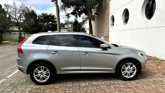 VOLVO XC60 2.0 T5 MOMENTUM GASOLINA 4P AUTOMÁTICO